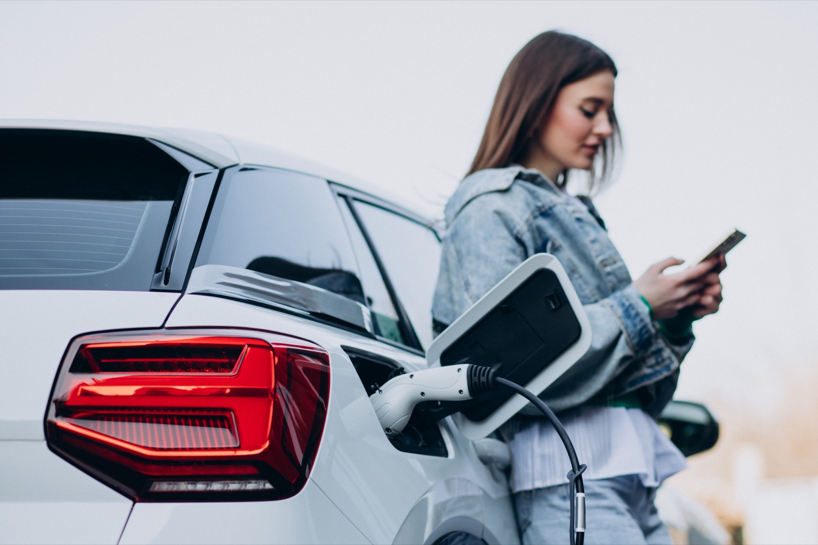 Cliente a carregar o seu carro elétrico